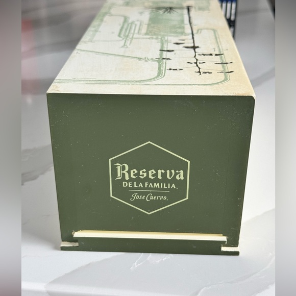 Jose Cuervo Tequila Reserva De Familia Box 2018 Melanie Smith - Picture 4 of 7